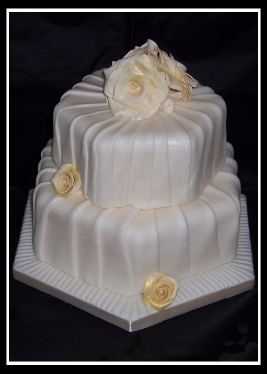 wedding cake image golden roses